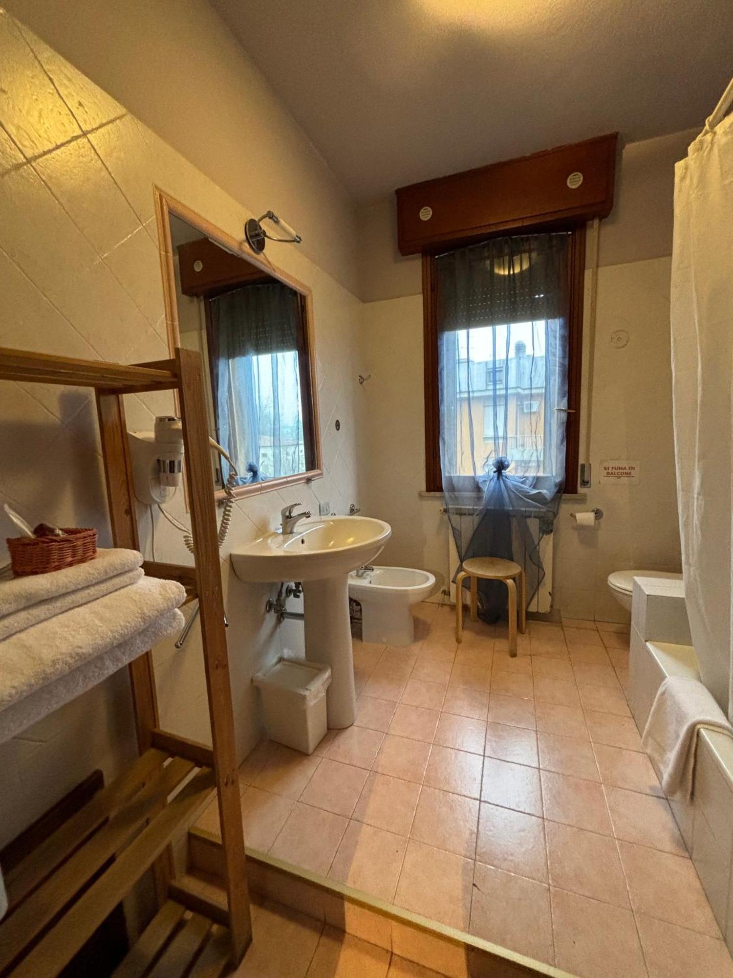 Viamilano25 Bed & Breakfast Mirandola Ngoại thất bức ảnh